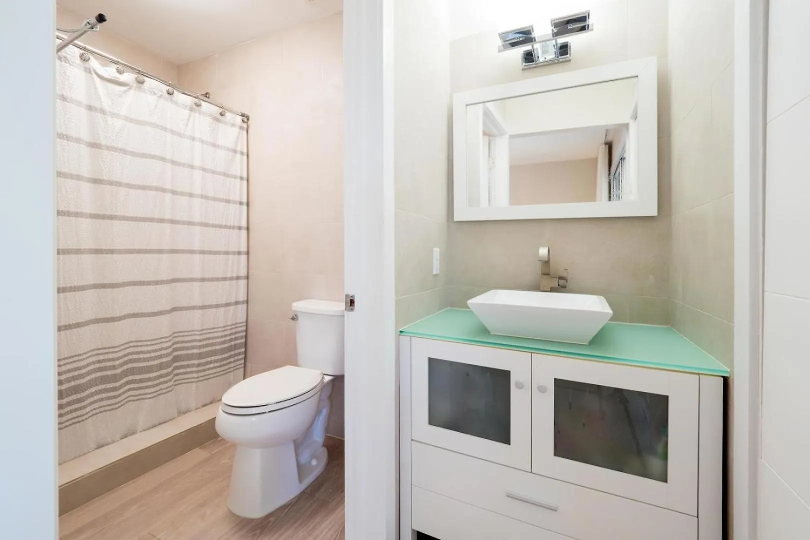Апартаменты Seaside Dreams - Waterfront Home On Bio Bay With Shared Pool & Walk To The Rum Point Club Driftwood Village