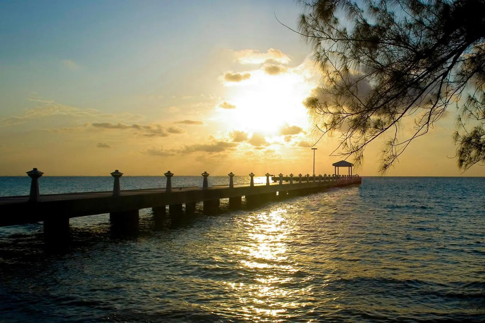 Апартаменты Seaside Dreams - Waterfront Home On Bio Bay With Shared Pool & Walk To The Rum Point Club Driftwood Village