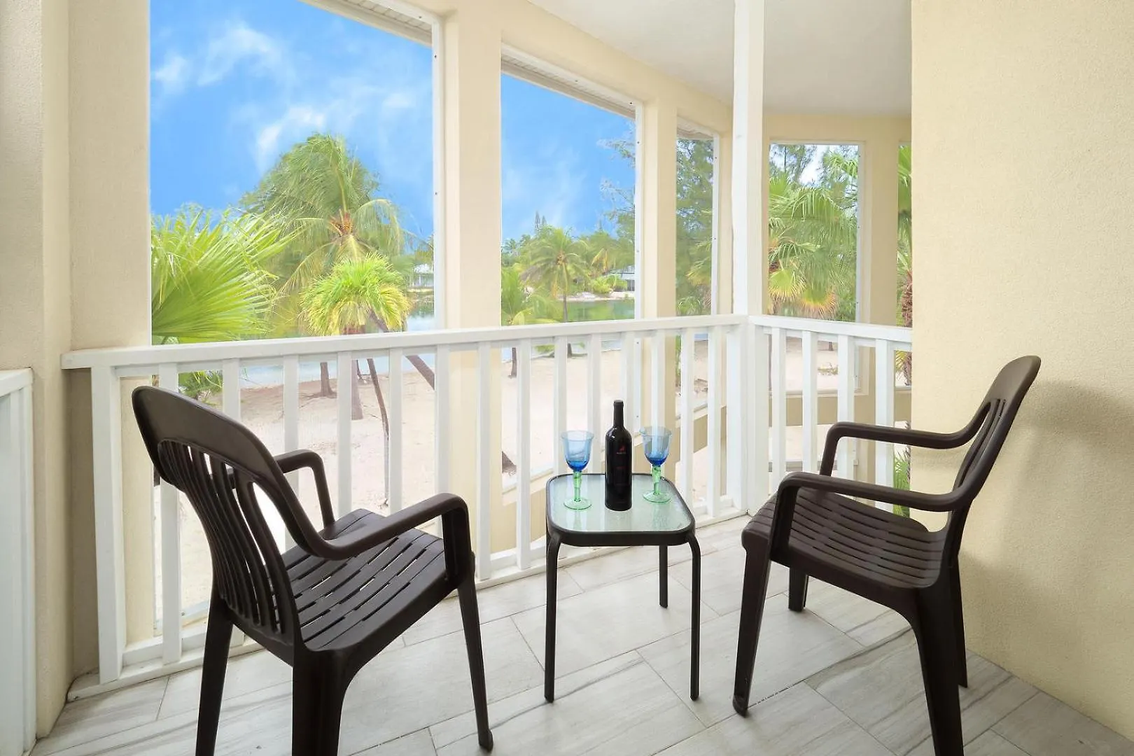 Seaside Dreams - Waterfront Home On Bio Bay With Shared Pool & Walk To The Rum Point Club Driftwood Village Апартаменты