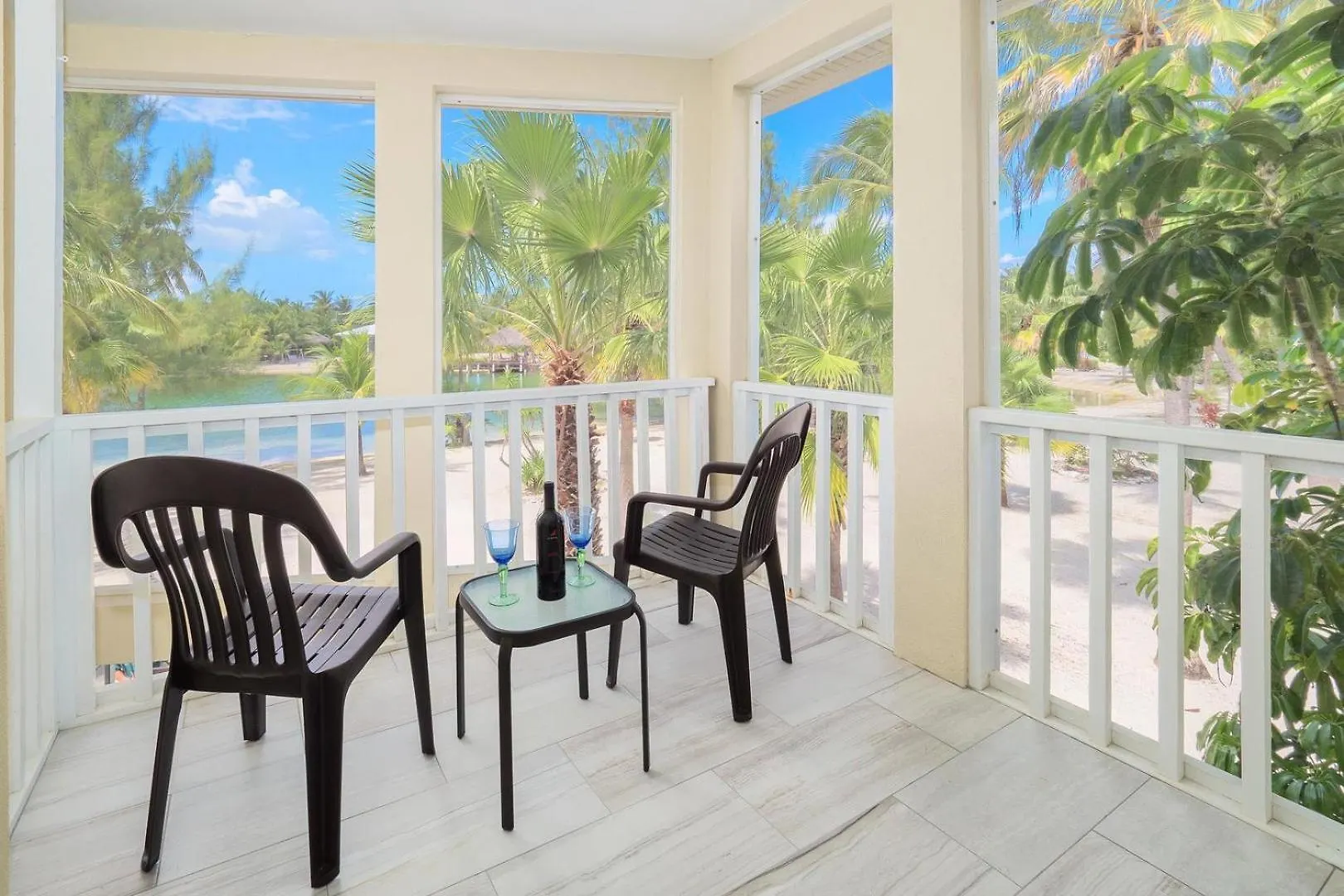 Seaside Dreams - Waterfront Home On Bio Bay With Shared Pool & Walk To The Rum Point Club Driftwood Village Апартаменты